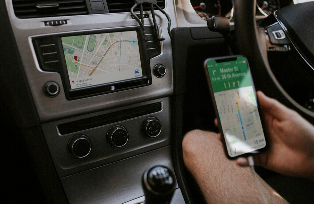 Driver using mobile phone navigation